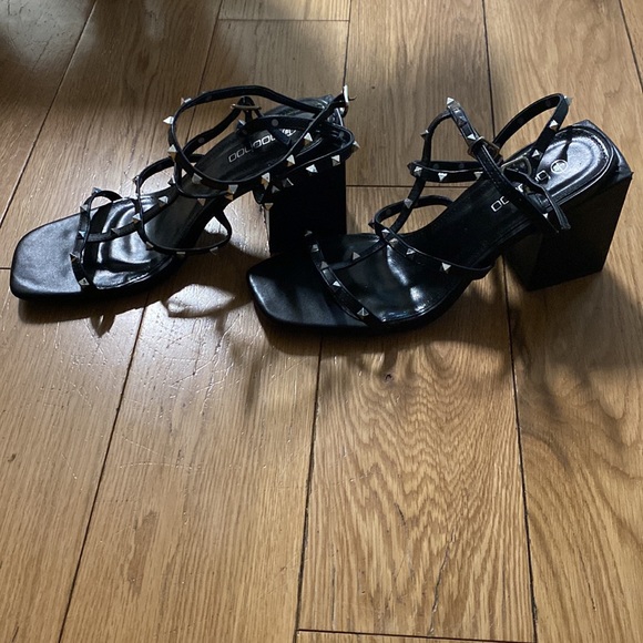 Black Heels - Picture 2 of 7